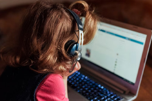 FUNDAÇÃO ABRINQ - Crianças e internet: o que fazer para assegurar que a web seja um lugar seguro